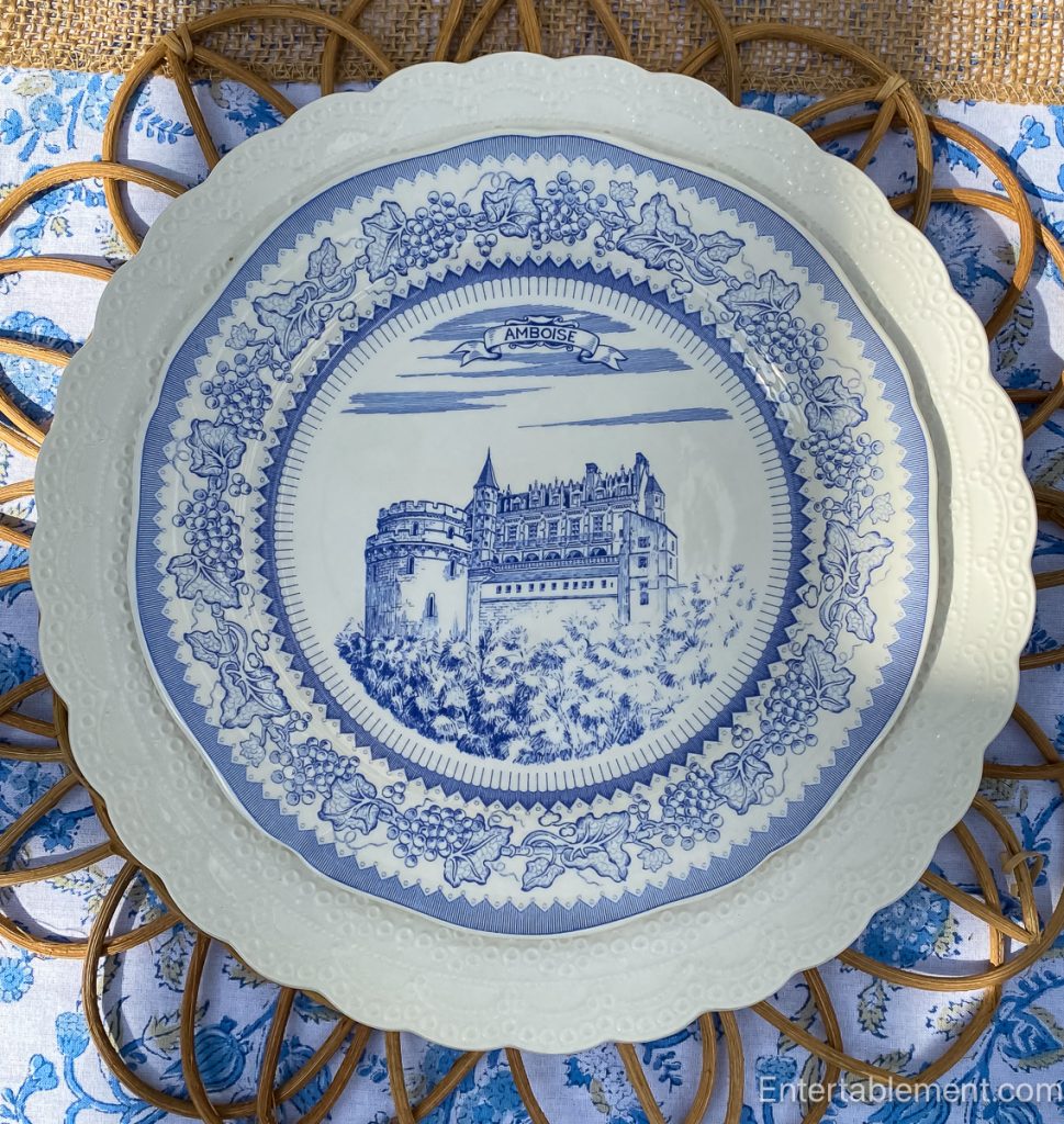 Plate from Gien’s Loire series featuring Château d’Amboise with its cliffside towers.
